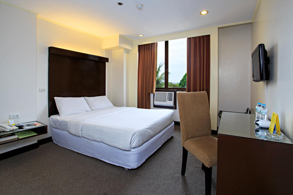 White Knight Hotel Cebu Stadt Zimmer foto