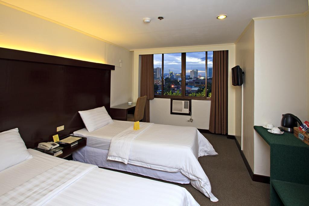 White Knight Hotel Cebu Stadt Zimmer foto