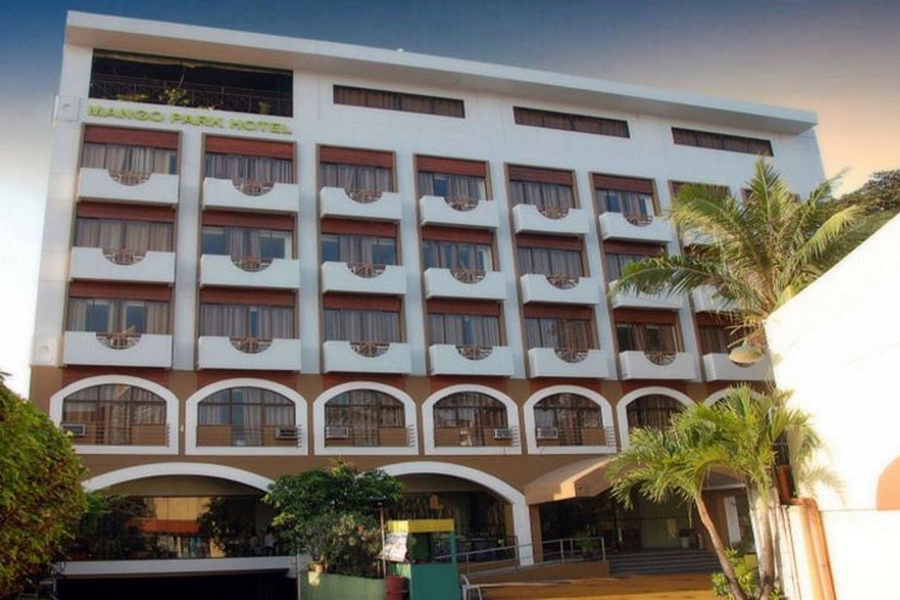 White Knight Hotel Cebu Stadt Exterior foto